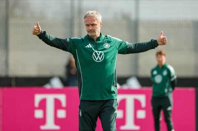 Herzogenaurach, Deutschland 09. April 2026: Länderspielmaßnahme der deutschen Fußballnationalmannschaft der Frauen zur Vorbereitung auf die WM-Qualifikation in Herzogenaurach - Training Im Bild: Bundestrainer Christian Wück Wueck (Deutschland) Copyright: HMBxMedia MadeleinexFantini