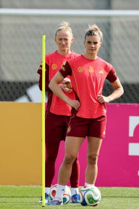 Herzogenaurach, Deutschland 09. April 2026: Länderspielmaßnahme der deutschen Fußballnationalmannschaft der Frauen zur Vorbereitung auf die WM-Qualifikation in Herzogenaurach - Training Im Bild: v.li. Lea Schüller Schueller (Deutschland) und Selina Cerci (Deutschland) Copyright: HMBxMedia MadeleinexFantini