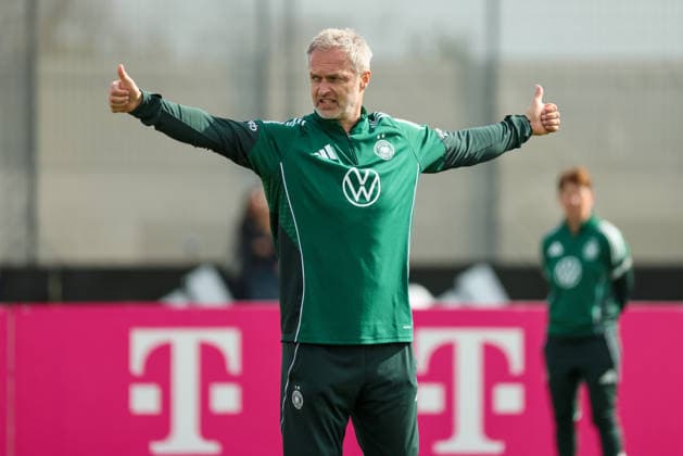 Herzogenaurach, Deutschland 09. April 2026: Länderspielmaßnahme der deutschen Fußballnationalmannschaft der Frauen zur Vorbereitung auf die WM-Qualifikation in Herzogenaurach - Training Im Bild: Bundestrainer Christian Wück Wueck (Deutschland) Copyright: HMBxMedia MadeleinexFantini