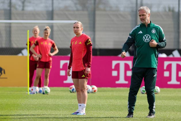 Herzogenaurach, Deutschland 09. April 2026: Länderspielmaßnahme der deutschen Fußballnationalmannschaft der Frauen zur Vorbereitung auf die WM-Qualifikation in Herzogenaurach - Training Im Bild: v.li. Elisa Senß Senss (Deutschland) und Bundestrainer Christian Wück Wueck (Deutschland) Copyright: HMBxMedia MadeleinexFantini