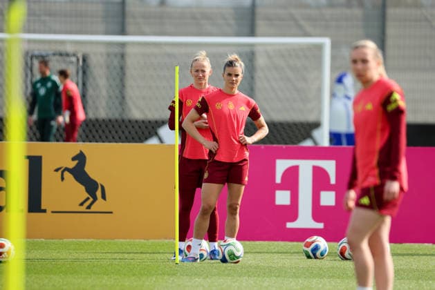 Herzogenaurach, Deutschland 09. April 2026: Länderspielmaßnahme der deutschen Fußballnationalmannschaft der Frauen zur Vorbereitung auf die WM-Qualifikation in Herzogenaurach - Training Im Bild: v.li. Lea Schüller Schueller (Deutschland) und Selina Cerci (Deutschland) Copyright: HMBxMedia MadeleinexFantini