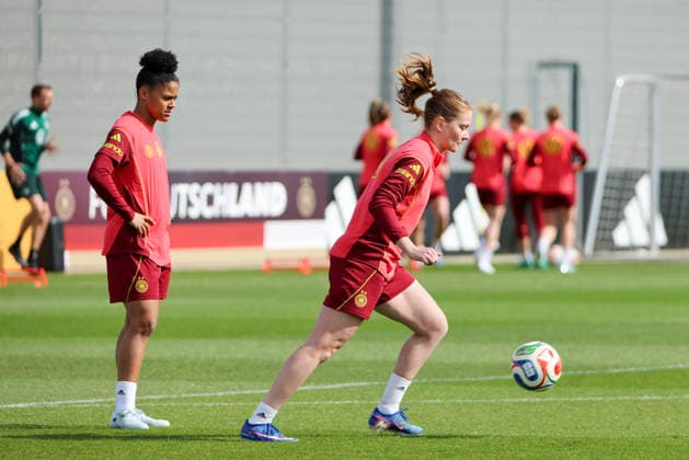 Herzogenaurach, Deutschland 09. April 2026: Länderspielmaßnahme der deutschen Fußballnationalmannschaft der Frauen zur Vorbereitung auf die WM-Qualifikation in Herzogenaurach - Training Im Bild: v.li. Shekiera Martinez (Deutschland) und Sjoeke Nüsken Nuesken (Deutschland) Copyright: HMBxMedia MadeleinexFantini