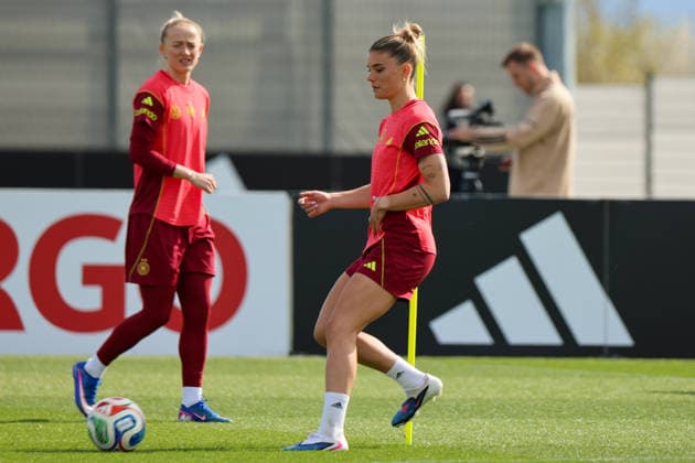 Herzogenaurach, Deutschland 09. April 2026: Länderspielmaßnahme der deutschen Fußballnationalmannschaft der Frauen zur Vorbereitung auf die WM-Qualifikation in Herzogenaurach - Training Im Bild: Selina Cerci (Deutschland), links neben ihr im Hintergrund Lea Schüller Schueller (Deutschland) Copyright: HMBxMedia MadeleinexFantini