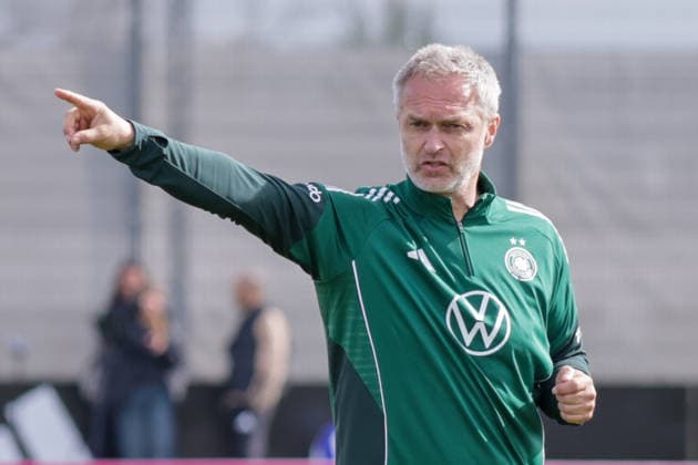 09.04.2026, xgrfx, Fussball DFB-Medientermine, Deutsche Frauennationalmannschaft - Training v.l. Christian Wück (Deutsche Frauennationalmannschaft) (DFL DFB REGULATIONS PROHIBIT ANY USE OF PHOTOGRAPHS as IMAGE SEQUENCES and or QUASI-VIDEO) Herzogenaurach