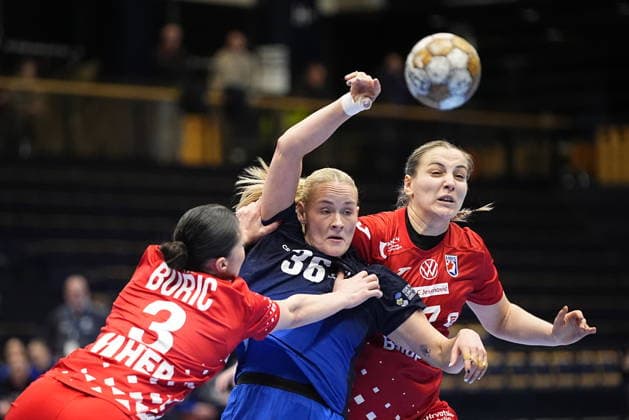 Lara Buric of Croatia and Ellen Voutilainen of Finland during the handball Women s EHF Euro 2026 qualifier match between Finland and Croatia at the Vantaa Arena on 19th April in Vantaa, Finland. (Kalle Parkkinen Newspix24)  Copyright: xKallexParkkinenx NP24kp0388