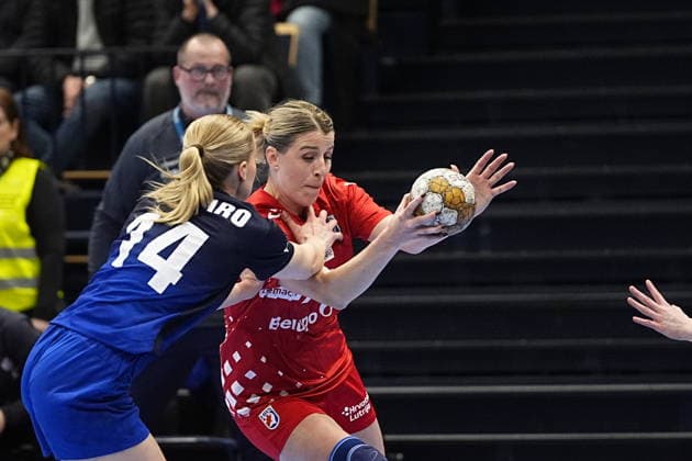 Matilda Peitsaro of Finland and Larissa Markovic of Croatia during the handball Women s EHF Euro 2026 qualifier match between Finland and Croatia at the Vantaa Arena on 19th April in Vantaa, Finland. (Kalle Parkkinen Newspix24)  Copyright: xKallexParkkinenx NP24kp0391