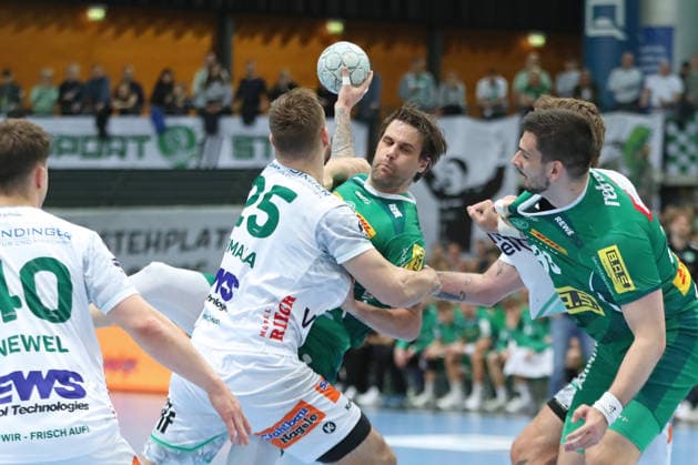 Handball DAIKIN HBL, SC DHfK Leipzig - FRISCH AUF! Göppingen; 09.04.2026 Dean Bombac (67, SC DHfK Leipzig) und Luka Rogan (33, SC DHfK Leipzig) werden von der Abwehr bearbeitet. Handball, DAIKIN HBL, 1. Bundesliga, Saison 2025 2026, 28. Spieltag: SC DHfK Leipzig vs. FRISCH AUF! Göppingen am 09.04.2026 in der Quarterback Immobilien Arena Leipzig. Copyright: xBEAUTIFULxSPORTS JanxKaeferx