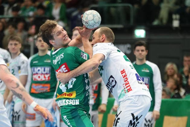 Handball DAIKIN HBL, SC DHfK Leipzig - FRISCH AUF! Göppingen; 09.04.2026 Blaer Hinriksson (44, SC DHfK Leipzig) gegen Marcel Schiller (24, Frisch Auf Göppingen). Handball, DAIKIN HBL, 1. Bundesliga, Saison 2025 2026, 28. Spieltag: SC DHfK Leipzig vs. FRISCH AUF! Göppingen am 09.04.2026 in der Quarterback Immobilien Arena Leipzig. Copyright: xBEAUTIFULxSPORTS JanxKaeferx