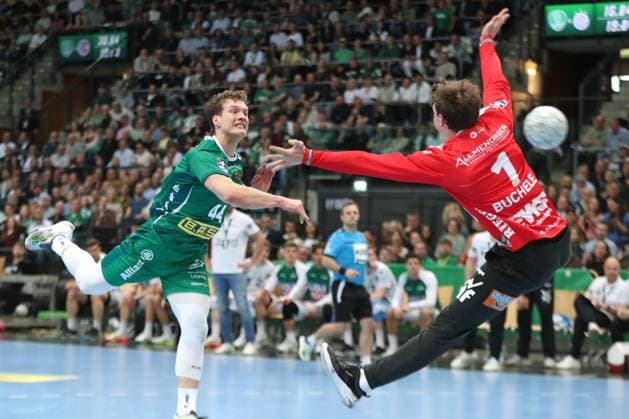 Handball DAIKIN HBL, SC DHfK Leipzig - FRISCH AUF! Göppingen; 09.04.2026 Blaer Hinriksson (44, SC DHfK Leipzig) wirft gegen Torwart Julian Buchele (1, Frisch Auf Göppingen). Handball, DAIKIN HBL, 1. Bundesliga, Saison 2025 2026, 28. Spieltag: SC DHfK Leipzig vs. FRISCH AUF! Göppingen am 09.04.2026 in der Quarterback Immobilien Arena Leipzig. Copyright: xBEAUTIFULxSPORTS JanxKaeferx