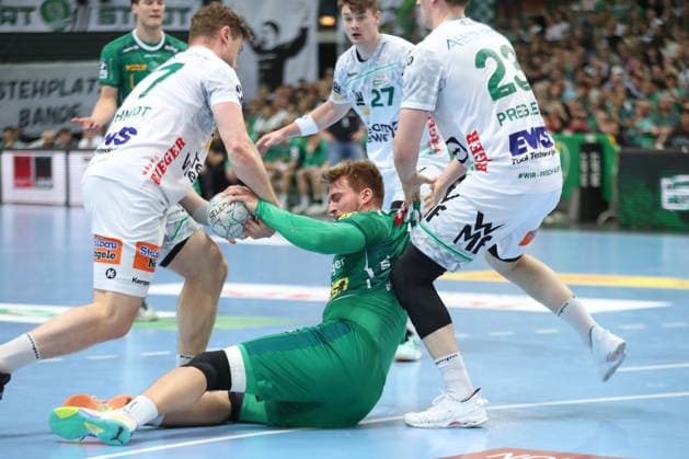 Handball DAIKIN HBL, SC DHfK Leipzig - FRISCH AUF! Göppingen; 09.04.2026 Franz Semper (32, SC DHfK Leipzig) wird von der Abwehr zu Boden gebracht. Handball, DAIKIN HBL, 1. Bundesliga, Saison 2025 2026, 28. Spieltag: SC DHfK Leipzig vs. FRISCH AUF! Göppingen am 09.04.2026 in der Quarterback Immobilien Arena Leipzig. Copyright: xBEAUTIFULxSPORTS JanxKaeferx