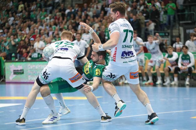 Handball DAIKIN HBL, SC DHfK Leipzig - FRISCH AUF! Göppingen; 09.04.2026 Luka Rogan (33, SC DHfK Leipzig) wird von zwei Gegnern gestoppt. Handball, DAIKIN HBL, 1. Bundesliga, Saison 2025 2026, 28. Spieltag: SC DHfK Leipzig vs. FRISCH AUF! Göppingen am 09.04.2026 in der Quarterback Immobilien Arena Leipzig. Copyright: xBEAUTIFULxSPORTS JanxKaeferx