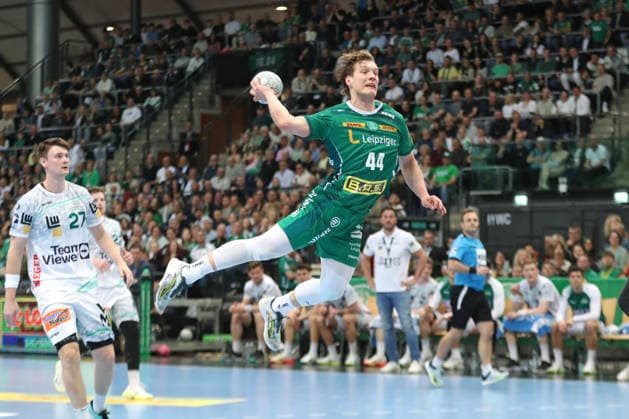 Handball DAIKIN HBL, SC DHfK Leipzig - FRISCH AUF! Göppingen; 09.04.2026 Blaer Hinriksson (44, SC DHfK Leipzig) fliegt zum WurfÂ . Handball, DAIKIN HBL, 1. Bundesliga, Saison 2025 2026, 28. Spieltag: SC DHfK Leipzig vs. FRISCH AUF! Göppingen am 09.04.2026 in der Quarterback Immobilien Arena Leipzig. Copyright: xBEAUTIFULxSPORTS JanxKaeferx