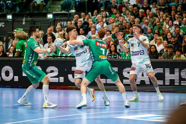 Elias Newel (FRISCH AUF! Goeppingen, 40) Zweikampf, Duell, Kampf am Ball gegen Tomas Piroch (SC DHfK Leipzig, 07), SC DHfK Leipzig vs FRISCH AUF! Goeppingen, Handball, 1. Bundesliga, 28. Spieltag, Saison 2025 2026, 09.04.2026, SC DHfK Leipzig vs FRISCH AUF! Goeppingen, Handball, 1. Bundesliga, 28. Spieltag, Saison 2025 2026, 09.04.2026 Leipzig Copyright: xEibner-Pressefoto LauraxRoemerx EP_LRR