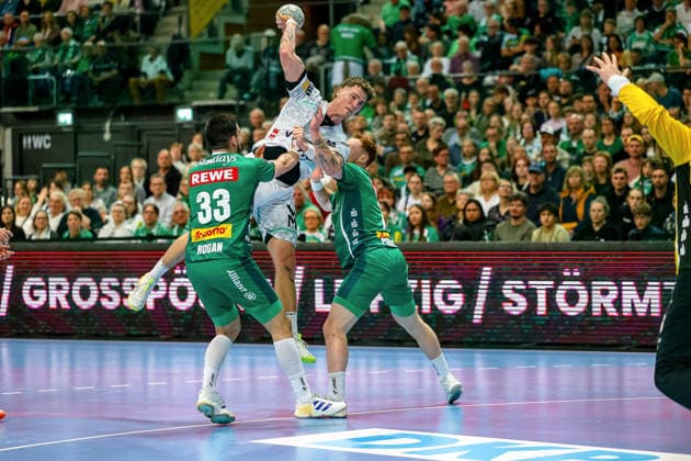 Victor Kloeve (FRISCH AUF! Goeppingen, 07) wirft den Ball, Zweikampf, Duell, Kampf gegen Luka Rogan (SC DHfK Leipzig, 33), SC DHfK Leipzig vs FRISCH AUF! Goeppingen, Handball, 1. Bundesliga, 28. Spieltag, Saison 2025 2026, 09.04.2026, SC DHfK Leipzig vs FRISCH AUF! Goeppingen, Handball, 1. Bundesliga, 28. Spieltag, Saison 2025 2026, 09.04.2026 Leipzig Copyright: xEibner-Pressefoto LauraxRoemerx EP_LRR