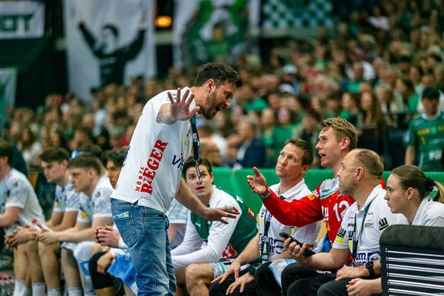 Benjamin Matschke (FRISCH AUF! Goeppingen, Chef Trainer) gibt Anweisungen, gestikuliert an Kristian Saeveras (FRISCH AUF! Goeppingen, 12), SC DHfK Leipzig vs FRISCH AUF! Goeppingen, Handball, 1. Bundesliga, 28. Spieltag, Saison 2025 2026, 09.04.2026, SC DHfK Leipzig vs FRISCH AUF! Goeppingen, Handball, 1. Bundesliga, 28. Spieltag, Saison 2025 2026, 09.04.2026 Leipzig Copyright: xEibner-Pressefoto LauraxRoemerx EP_LRR