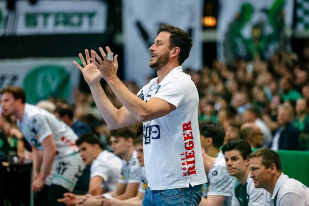 Benjamin Matschke (FRISCH AUF! Goeppingen, Chef Trainer) gibt Anweisungen, gestikuliert , SC DHfK Leipzig vs FRISCH AUF! Goeppingen, Handball, 1. Bundesliga, 28. Spieltag, Saison 2025 2026, 09.04.2026, SC DHfK Leipzig vs FRISCH AUF! Goeppingen, Handball, 1. Bundesliga, 28. Spieltag, Saison 2025 2026, 09.04.2026 Leipzig Copyright: xEibner-Pressefoto LauraxRoemerx EP_LRR
