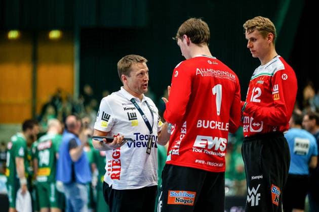 Stefan Klaus (FRISCH AUF! Goeppingen, Co-Trainer) gibt Anweisungen, gestikuliert an Julian Buchele (FRISCH AUF! Goeppingen, 01) und Kristian Saeveras (FRISCH AUF! Goeppingen, 12), SC DHfK Leipzig vs FRISCH AUF! Goeppingen, Handball, 1. Bundesliga, 28. Spieltag, Saison 2025 2026, 09.04.2026, SC DHfK Leipzig vs FRISCH AUF! Goeppingen, Handball, 1. Bundesliga, 28. Spieltag, Saison 2025 2026, 09.04.2026 Leipzig Copyright: xEibner-Pressefoto LauraxRoemerx EP_LRR