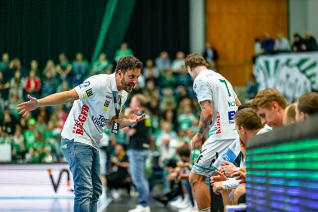Benjamin Matschke (FRISCH AUF! Goeppingen, Chef Trainer) gibt Anweisungen, gestikuliert , SC DHfK Leipzig vs FRISCH AUF! Goeppingen, Handball, 1. Bundesliga, 28. Spieltag, Saison 2025 2026, 09.04.2026, SC DHfK Leipzig vs FRISCH AUF! Goeppingen, Handball, 1. Bundesliga, 28. Spieltag, Saison 2025 2026, 09.04.2026 Leipzig Copyright: xEibner-Pressefoto LauraxRoemerx EP_LRR