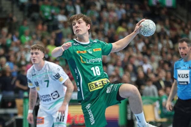 Handball DAIKIN HBL, SC DHfK Leipzig - FRISCH AUF! Göppingen; 09.04.2026 Staffan Peter (18, SC DHfK Leipzig) wirft einen Siebenmeter. Handball, DAIKIN HBL, 1. Bundesliga, Saison 2025 2026, 28. Spieltag: SC DHfK Leipzig vs. FRISCH AUF! Göppingen am 09.04.2026 in der Quarterback Immobilien Arena Leipzig. Copyright: xBEAUTIFULxSPORTS JanxKaeferx