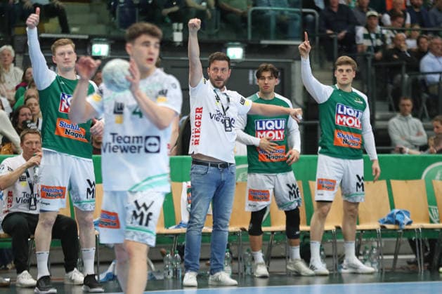 Handball DAIKIN HBL, SC DHfK Leipzig - FRISCH AUF! Göppingen; 09.04.2026 Trainer Ben Matschke (Frisch Auf Göppingen) und sein Team jubelt auf der Bank. Handball, DAIKIN HBL, 1. Bundesliga, Saison 2025 2026, 28. Spieltag: SC DHfK Leipzig vs. FRISCH AUF! Göppingen am 09.04.2026 in der Quarterback Immobilien Arena Leipzig. Copyright: xBEAUTIFULxSPORTS JanxKaeferx