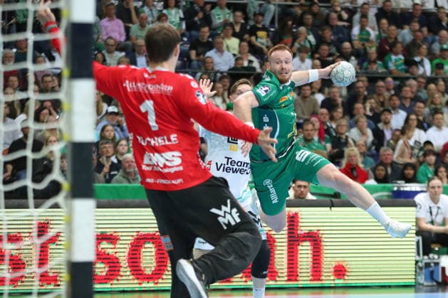 Handball DAIKIN HBL, SC DHfK Leipzig - FRISCH AUF! Göppingen; 09.04.2026 Tomas Piroch (7, SC DHfK Leipzig) wirft gegen Torwart Julian Buchele (1, Frisch Auf Göppingen). Handball, DAIKIN HBL, 1. Bundesliga, Saison 2025 2026, 28. Spieltag: SC DHfK Leipzig vs. FRISCH AUF! Göppingen am 09.04.2026 in der Quarterback Immobilien Arena Leipzig. Copyright: xBEAUTIFULxSPORTS JanxKaeferx
