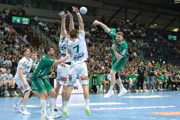 Handball DAIKIN HBL, SC DHfK Leipzig - FRISCH AUF! Göppingen; 09.04.2026 William Bogojevic (20, SC DHfK Leipzig) wirft gegen die Abwehrmauer. Handball, DAIKIN HBL, 1. Bundesliga, Saison 2025 2026, 28. Spieltag: SC DHfK Leipzig vs. FRISCH AUF! Göppingen am 09.04.2026 in der Quarterback Immobilien Arena Leipzig. Copyright: xBEAUTIFULxSPORTS JanxKaeferx