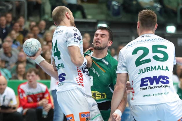 Handball DAIKIN HBL, SC DHfK Leipzig - FRISCH AUF! Göppingen; 09.04.2026 Luka Rogan (33, SC DHfK Leipzig) wird gestoppt. Handball, DAIKIN HBL, 1. Bundesliga, Saison 2025 2026, 28. Spieltag: SC DHfK Leipzig vs. FRISCH AUF! Göppingen am 09.04.2026 in der Quarterback Immobilien Arena Leipzig. Copyright: xBEAUTIFULxSPORTS JanxKaeferx