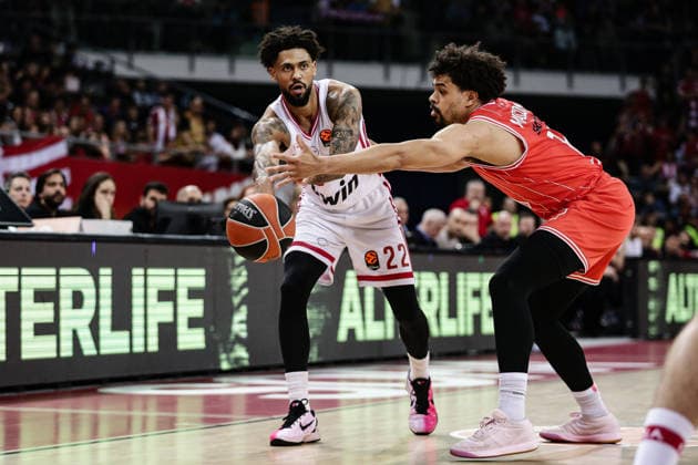Olympiacos Tyler Dorsey in action against Hapoel s Collin Malcolm during the Euroleague game between Hapoel IBI Tel Aviv vs Olympiacos Piraeus - Arena 8888 in Sofia, Bulgaria on April 9, 2026  Copyright: xIvanxSxIvanov IPAxSportx xipa-agency.netx xx IPA_73850453 IPA_Agency_IPA73850453