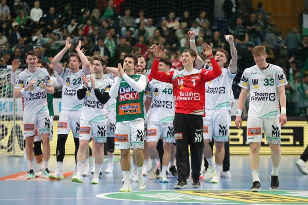 Handball DAIKIN HBL, SC DHfK Leipzig - FRISCH AUF! Göppingen; 09.04.2026 Das Team von Göppingen jubelt über den Sieg in Richtung eigene Fans. Handball, DAIKIN HBL, 1. Bundesliga, Saison 2025 2026, 28. Spieltag: SC DHfK Leipzig vs. FRISCH AUF! Göppingen am 09.04.2026 in der Quarterback Immobilien Arena Leipzig. Copyright: xBEAUTIFULxSPORTS JanxKaeferx