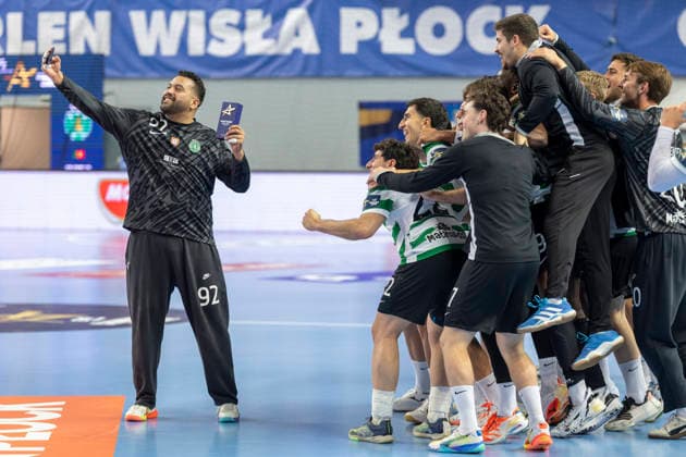 EHF Champions League - Orlen Wisla Plock v Sporting CP Aly Mohamed Abdelmotaleb Aly and the Sporting CP team after the match EHF Champions League Men match between Orlen Wisla Plock and Sporting CP in Plock, Poland on April 9, 2026 Plock Poland  Copyright: xAndrzejxIwanczukx originalFilename:iwanczuk-ehfchamp260409_nprt8.jpg