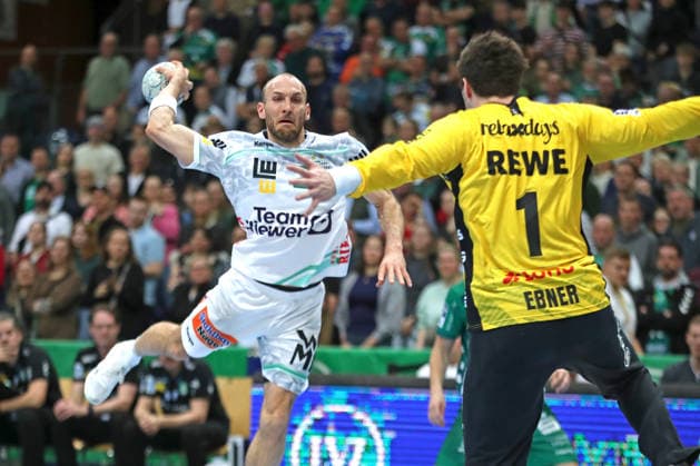 Handball DAIKIN HBL, SC DHfK Leipzig - FRISCH AUF! Göppingen; 09.04.2026 Marcel Schiller (24, Frisch Auf Göppingen) beim Wurf gegen Torwart Domenico Ebner (1, SC DHfK Leipzig). Handball, DAIKIN HBL, 1. Bundesliga, Saison 2025 2026, 28. Spieltag: SC DHfK Leipzig vs. FRISCH AUF! Göppingen am 09.04.2026 in der Quarterback Immobilien Arena Leipzig. Copyright: xBEAUTIFULxSPORTS JanxKaeferx