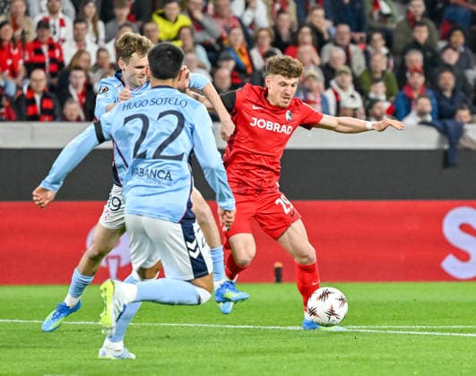Philipp Treu (SC Freiburg, 29) am Ball und im Duell mit Williot Swedberg (Celta Vigo, 19), Hugo Sotelo (Celta Vigo, 22) GER, SC Freiburg - Celta Vigo, Fussball, Europa League, Viertelfinale, Saison 2025 2026, 09.04.2026 GER, SC Freiburg - Celta Vigo, Fussball, Europa League, Viertelfinale, Saison 2025 2026, 09.04.2026 Freiburg Copyright: xEibner-Pressefoto ThomasxHessx EP_THS