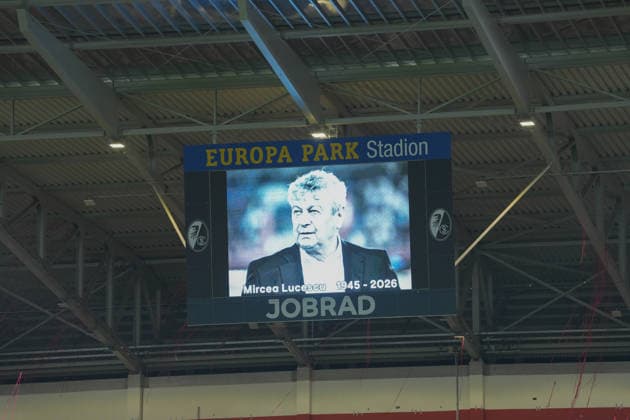 Schweigeminute , Deutschland, Fussball, UEFA Europa League, Viertelfinale, Hinspiel, 2025 2026, SC Freiburg vs. RC Celta de Vigo, 09.04.2026, Europa-Park Stadion, Freiburg, Deutschland Freiburg Europa-Park Stadion Baden-Württemberg Deutschland *** Minutes silence, Germany, Football, UEFA Europa League, quarter-final, first leg, 2025 2026, SC Freiburg vs RC Celta de Vigo, 09 04 2026, Europa Park Stadion, Freiburg, Germany Freiburg Europa Park Stadion Baden Württemberg Germany Copyright: xArnexAmbergx