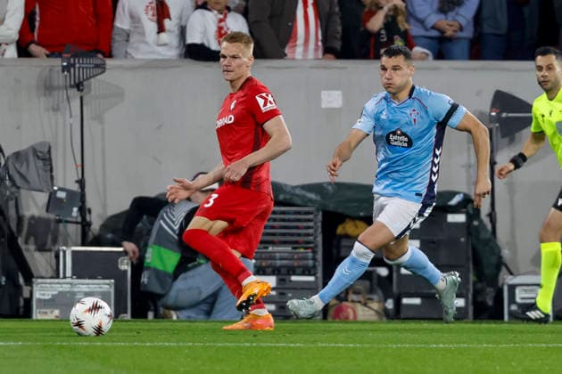 Philipp Lienhart (SC Freiburg, 03) und Ferran Jutgla (Celta Vigo, 09) im Laufduell , Deutschland, Fussball, UEFA Europa League, Viertelfinale, 2025 2026, SC Freiburg vs. Celta Vigo, 09.04.2026, Freiburg im Breisgau Europa-Park Stadion (Stadion am Deutschland Copyright: xGrantxHubbsx