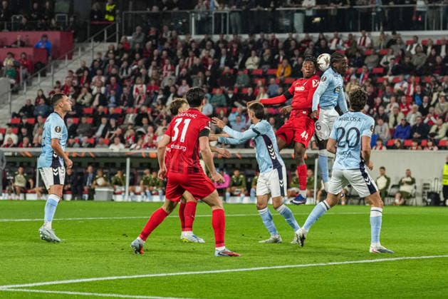 UEFA Europa League: SC Freiburg vs RC Celta Vigo, 09.04.2026 Kopfballduell zwischen Johan Manzambi (SC Freiburg, 44) und Joseph Aidoo (RC Celta Vigo, 4) UEFA Europa League: SC Freiburg vs RC Celta Vigo, Europa-Park-Stadion, 09.04.2026 Copyright: xBEAUTIFULxSPORTS Boscox