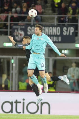 Federico Bernardeschi of Bologna FC competes for the ball with Lucas Digne of Aston Villa FC during Bologna FC vs Aston Viila FC, Europa League 2025-26 Quarter-finals, first leg, game at Renato Dall Ara stadium in Bologna (BO), Italy, on April 09, 2026.  Copyright: xDavidexCasentini IPAxSportx xipa-agency.netx xx IPA_73851343 IPA_Agency_IPA73851343