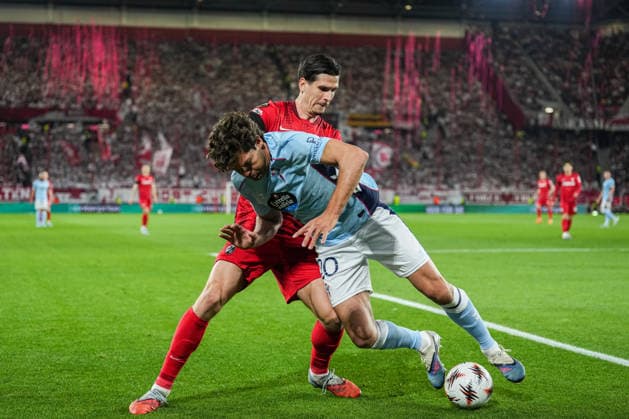 UEFA Europa League: SC Freiburg vs RC Celta Vigo, 09.04.2026 Zweikampf zwischen Igor MatanoviÄ‡ (SC Freiburg, 31) und Marcos Alonso (RC Celta Vigo, 20) UEFA Europa League: SC Freiburg vs RC Celta Vigo, Europa-Park-Stadion, 09.04.2026 Copyright: xBEAUTIFULxSPORTS Boscox