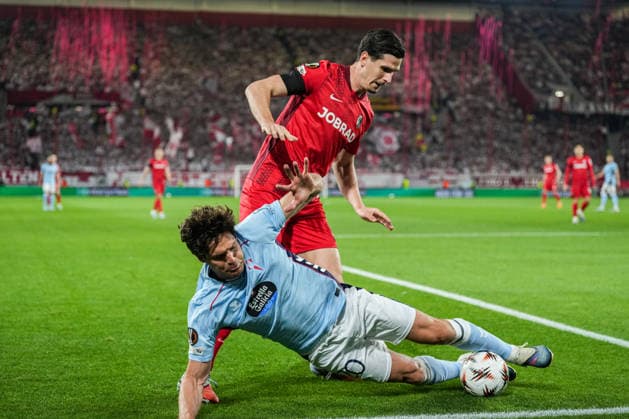 UEFA Europa League: SC Freiburg vs RC Celta Vigo, 09.04.2026 Zweikampf zwischen Igor MatanoviÄ‡ (SC Freiburg, 31) und Marcos Alonso (RC Celta Vigo, 20) UEFA Europa League: SC Freiburg vs RC Celta Vigo, Europa-Park-Stadion, 09.04.2026 Copyright: xBEAUTIFULxSPORTS Boscox