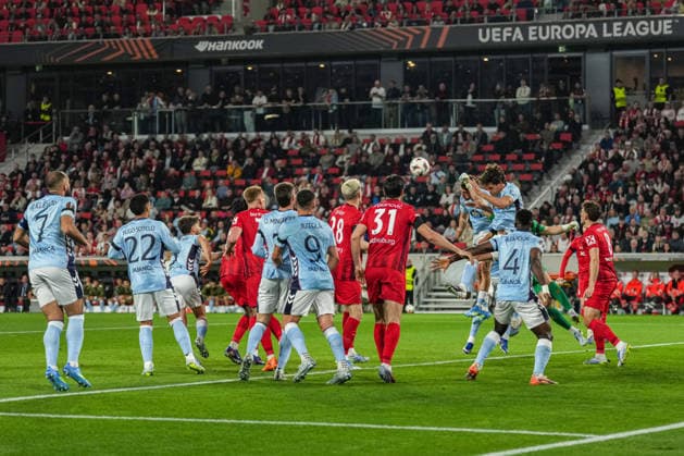UEFA Europa League: SC Freiburg vs RC Celta Vigo, 09.04.2026 IonuÈ› Radu (RC Celta Vigo, 13) der den Ball aus dem Sechzehner raus faustet UEFA Europa League: SC Freiburg vs RC Celta Vigo, Europa-Park-Stadion, 09.04.2026 Copyright: xBEAUTIFULxSPORTS Boscox