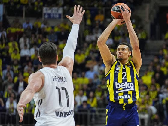 Fenerbahce Beko v Real Madrid - EuroLeague ISTANBUL, TURKIYE - APRIL 9: Wade Baldwin (2) of Fenerbahce Beko in action against Mario Hezonja (11) of Real Madrid during EuroLeague week 37 basketball match between Fenerbahce Beko and Real Madrid at Ulker Sports and Event Hall in Istanbul, Turkiye on April 9, 2026. Esra Bilgin Anadolu Istanbul Turkey. Editorial use only. Please get in touch for any other usage.  Copyright: x2026xAnadoluxEsraxBilginx