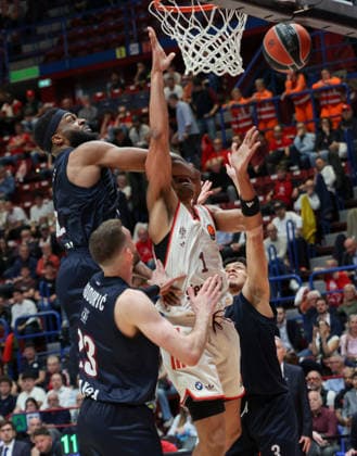 Foto IPP Roberto Bregani Milano 9 04 2026 Pallacanestro, Turkish Airlines EuroLeague 2025 2026, EA7 Emporio Armani MIlano vs Bayern Monaco. Nella foto josh Nebo dell EA7 Emporio Armani Milano in azione contro Oscar Da Silva del Bayern Monaco. Italy Photo Press World Copyright. italy ITALY  Copyright: xR4924_italyphotopressx