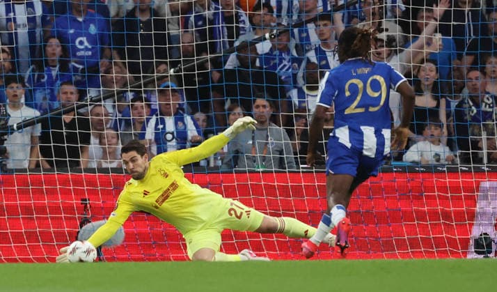 POR: Porto v Nottingham Forest, Europa League, 9 April 2026 Matz Sels of Nottingham Forest in action during the UEFA Europe League,Quartet finals 1st leg between Porto FC and Nottingham Forest FC at Stadium of Dragao on April 9,2026 in Porto (Portugal) (Photo by Luis de la Mata SportPix Sipa USA) Porto As Antas Porto Portugal Copyright: xLuisxdexlaxMatax xsportPix.org.ux