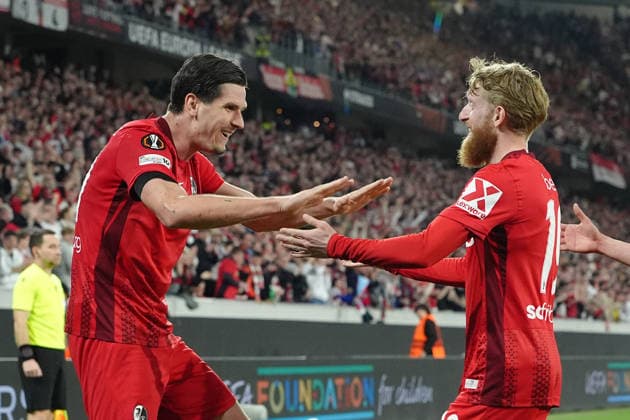 Deutschland: UEFA Europa League Viertelfinale Hinspiel 2025 26, SC Freiburg vs Celta Vigo - Europa-Park-Stadion, Freiburg im Breisgau: Jan-Niklas Beste (19 Freiburg) jubelt nach seinem Tor mit Igor Matanovic (31 Freiburg) Copyright: xKjetilxWaberx