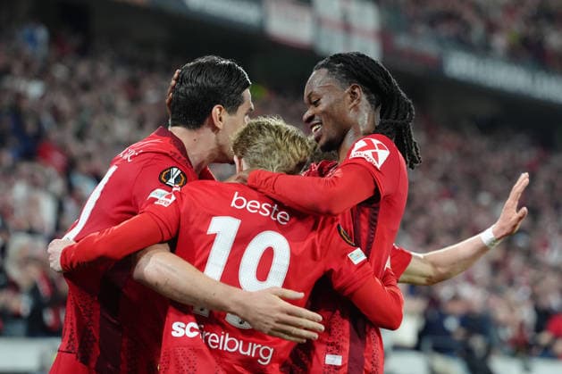 Deutschland: UEFA Europa League Viertelfinale Hinspiel 2025 26, SC Freiburg vs Celta Vigo - Europa-Park-Stadion, Freiburg im Breisgau: Jan-Niklas Beste (19 Freiburg) jubelt nach seinem Tor mit Igor Matanovic (31 Freiburg) und Jordy Makengo (33 Freiburg) Copyright: xKjetilxWaberx