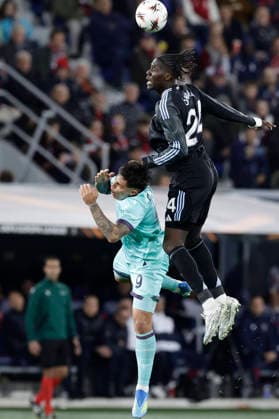 UEFA Europa League quarter-final first leg Bologna vs Aston Villa Football Club Aston Villa s Belgian midfielder Amadou Onana challenges for the ball with Bologna s Argentinian forward Santiago Castro during UEFA Europa League quarter-final first leg Bologna vs Aston Villa Football Club at Renato Dall Ara Stadium on April 09, 2026, Bologna. _BPH0918 Copyright: xAntonioxBalascox