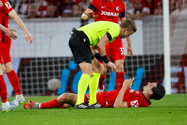 Igor Matanovic (SC Freiburg, 31) verletzt am Boden , Deutschland, Fussball, UEFA Europa League, Viertelfinale, 2025 2026, SC Freiburg vs. Celta Vigo, 09.04.2026, Freiburg im Breisgau Europa-Park Stadion (Stadion am Deutschland Copyright: xGrantxHubbsx
