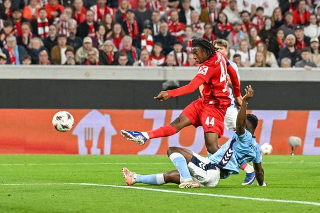 Johan Manzambi (SC Freiburg, 44) schiesst auf das Tor von Ionut Radu (Celta Vigo, 13), Joseph Aidoo (Celta Vigo, 04) kommt nicht an den Ball. GER, SC Freiburg - Celta Vigo, Fussball, Europa League, Viertelfinale, Saison 2025 2026, 09.04.2026 GER, SC Freiburg - Celta Vigo, Fussball, Europa League, Viertelfinale, Saison 2025 2026, 09.04.2026 Freiburg Copyright: xEibner-Pressefoto ThomasxHessx EP_THS