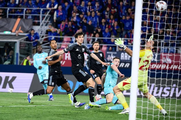 Lewis Ferguson of Bologna FC, challenged by Pau Torres of Aston Villa FC and Emiliano Martinez of Aston Villa FC, hits the bar during the UEFA Europa League 2025 2026 football match between Bologna FC 1909 and Aston Villa FC at Renato Dall Ara Stadium in Bologna (Italy), April 9, 2026. andreaxstaccioli