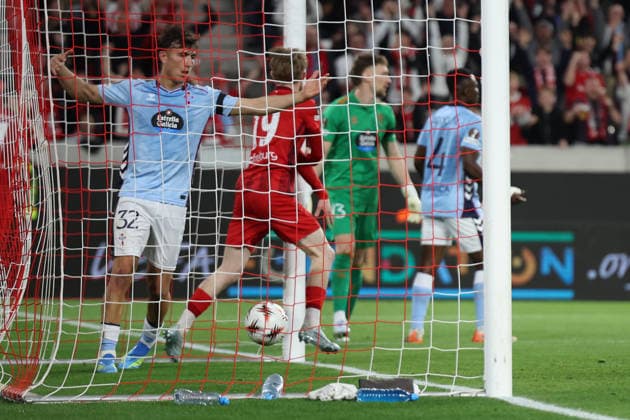 09.04.2026, xrekx, Fussball UEFA Europa League, SC Freiburg - Celta Vigo v.l. Torjubel nach dem Tor zum celebrating the goal celebrate 2:0 durch Niklas Beste (SC Freiburg) Javi Rodriguez (Celta Vigo) enttaeuscht, enttäuscht, schaut enttaeuscht, niedergeschlagen, disappointed (DFL DFB REGULATIONS PROHIBIT ANY USE OF PHOTOGRAPHS as IMAGE SEQUENCES and or QUASI-VIDEO) Freiburg