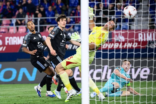 Lewis Ferguson of Bologna FC, challenged by Pau Torres of Aston Villa FC and Emiliano Martinez of Aston Villa FC, hits the bar during the UEFA Europa League 2025 2026 football match between Bologna FC 1909 and Aston Villa FC at Renato Dall Ara Stadium in Bologna (Italy), April 9, 2026. andreaxstaccioli